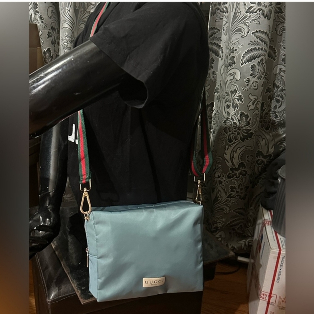 Gucci Green Toiletry Bag with Structured Shape and Gold Hardware - Picture 9 of 16